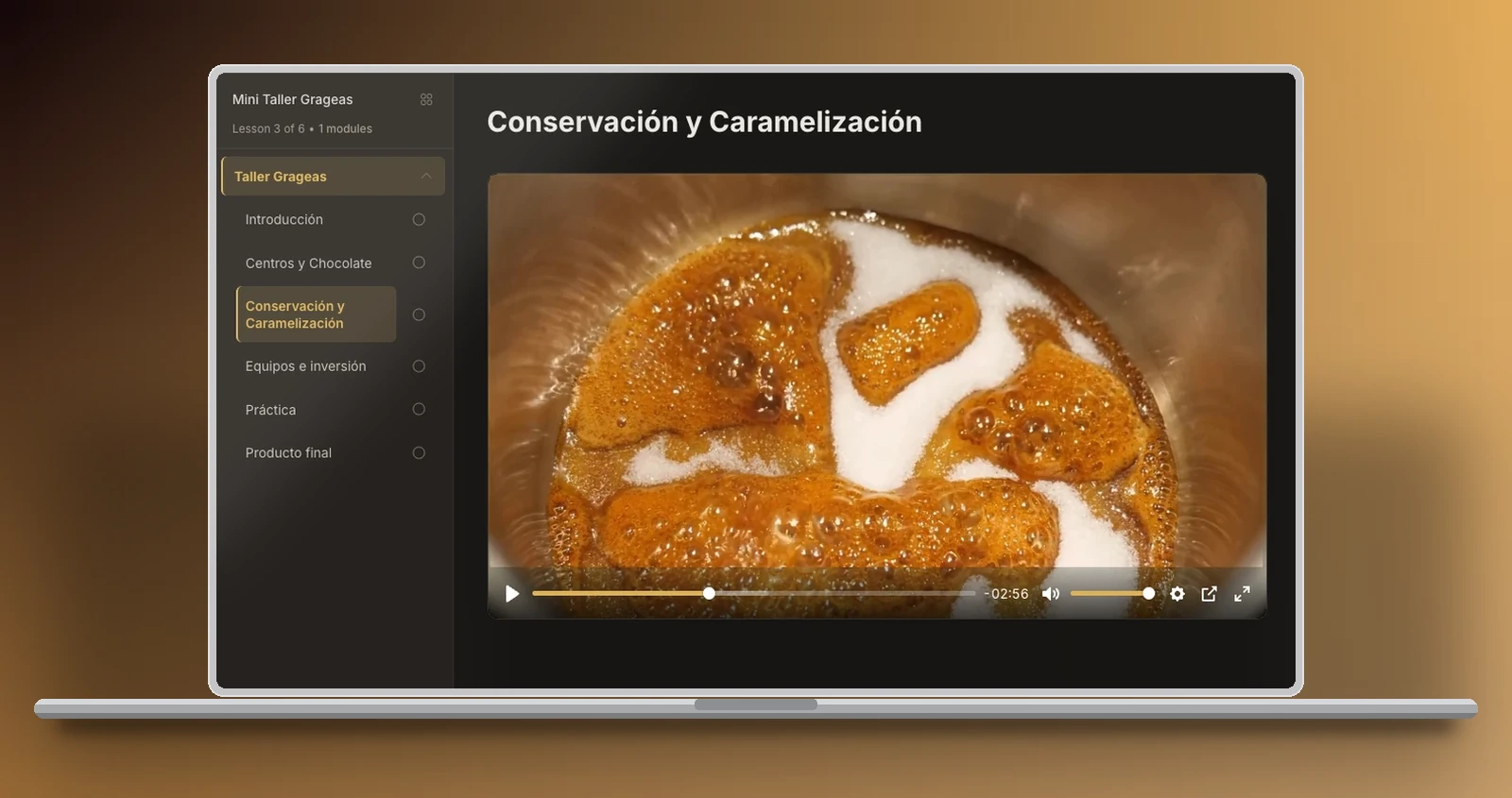 Clase real dentro de la academia, lección 3: el azúcar caramelizando sobre los frutos secos, en primer plano.