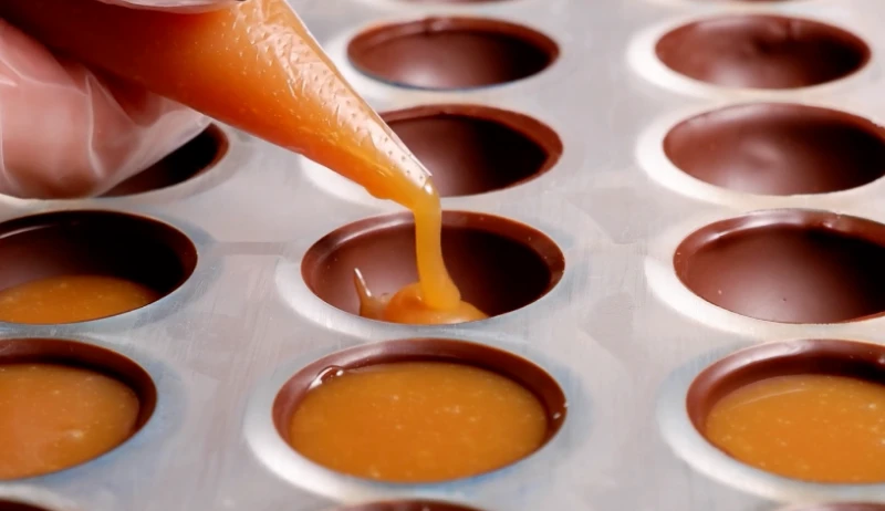 Bombones de relleno comercial recién terminados, brillo de buen temperado